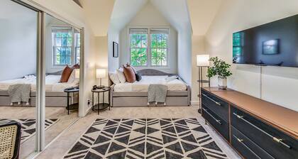 Chic Historic Home, Walk to Downtown, Sleeps 10