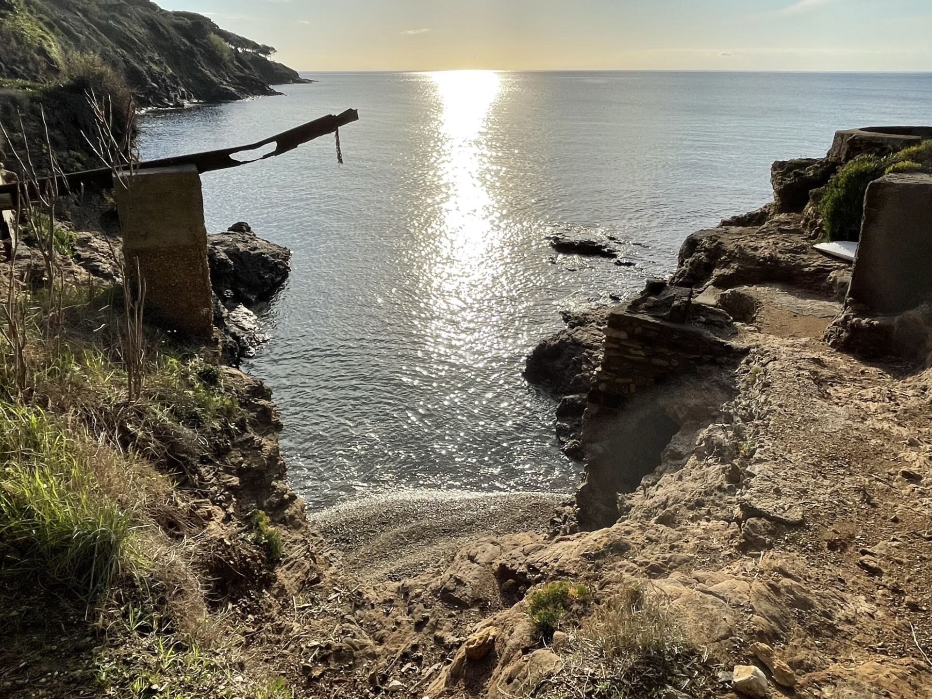Eine Küstenlandschaft mit felsigem Gelände und freiem Blick auf das Meer.
