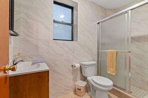 Bruser, hårtørrer, håndklæder, Sæbe