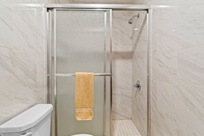 Douche, séchoir à cheveux, serviettes fournies, savon