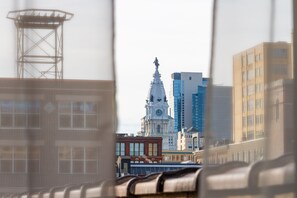 Vista de um horizonte urbano com uma torre do relógio imponente e edifícios modernos.