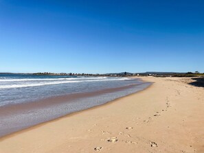 Beach nearby, beach towels - Betty: Luxe at the seaside - Lake Illawarra foreshore and Warilla Beach (Lake Illawarra)