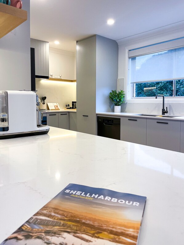 Fridge, microwave, oven, stovetop - Betty: Luxe at the seaside - Lake Illawarra foreshore and Warilla Beach (Lake Illawarra)