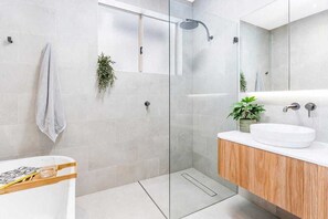 Bruser, miljøvenlige toiletartikler, hårtørrer, håndklæder