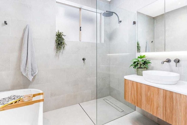Ducha, artículos de tocador ecológicos, secador de pelo, toallas