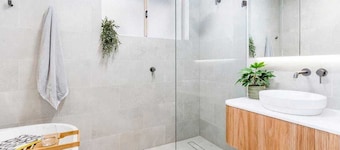 Betty: Luxe at the seaside - Lake Illawarra foreshore and Warilla Beach
