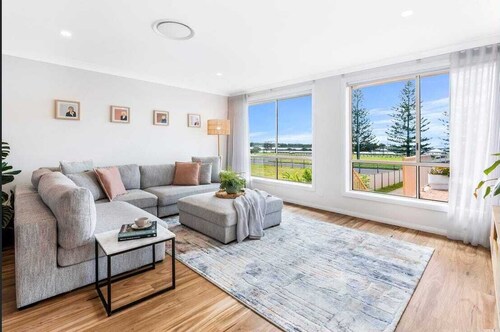 Betty: Luxe at the seaside - Lake Illawarra foreshore and Warilla Beach