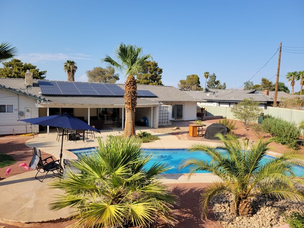 Outdoor pool - Suite Dreams in Sin City - Studio Just 10 minutes to The Strip (Las Vegas)