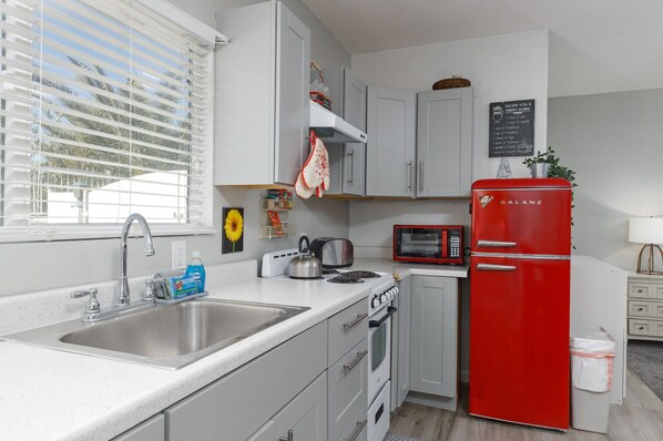 Fridge, microwave, oven, stovetop - Experience Vegas in Style – Chic Private Suite Near the Strip (Las Vegas)