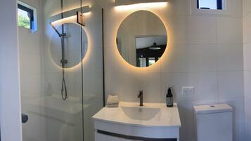 Regadera, toallas, jabón, shampoo