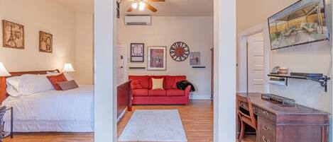 1 habitación, escritorio, tabla de planchar con plancha y cuna de viaje