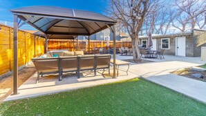 Outdoor dining - Rustic Studio walking distance to Downtown (Reno)