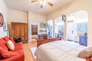 1 habitación, escritorio, tabla de planchar con plancha y cuna de viaje