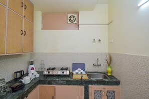 Private kitchen - Toadhall 4 BHK w/ King size bed, Food, Bed, Garden, Parking (Manali)