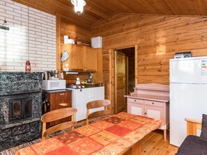 Réfrigérateur, micro-ondes, batterie de cuisine, vaisselle et ustensiles