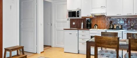 Refrigerador, microondas, lavavajillas, utensilios de cocina