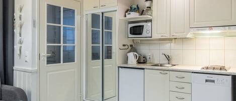Fridge, microwave, dishwasher, cookware/dishes/utensils
