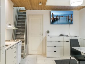 Kühlschrank, Mikrowelle, Geschirrspüler, Kochgeschirr/Geschirr/Besteck