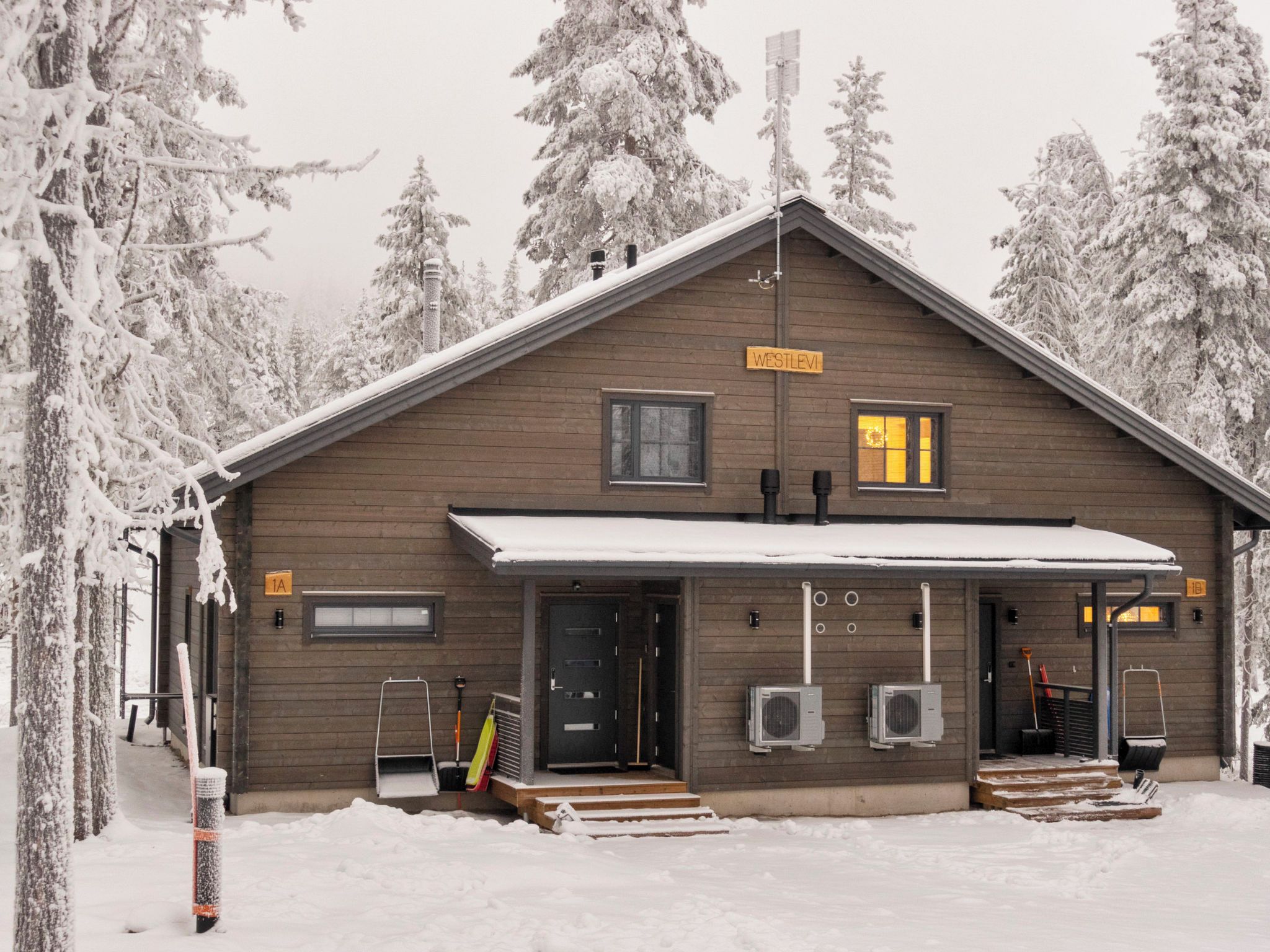 Une cabane en bois avec une enseigne indiquant « WESTLEVI » et deux unités de climatisation fixées au mur.