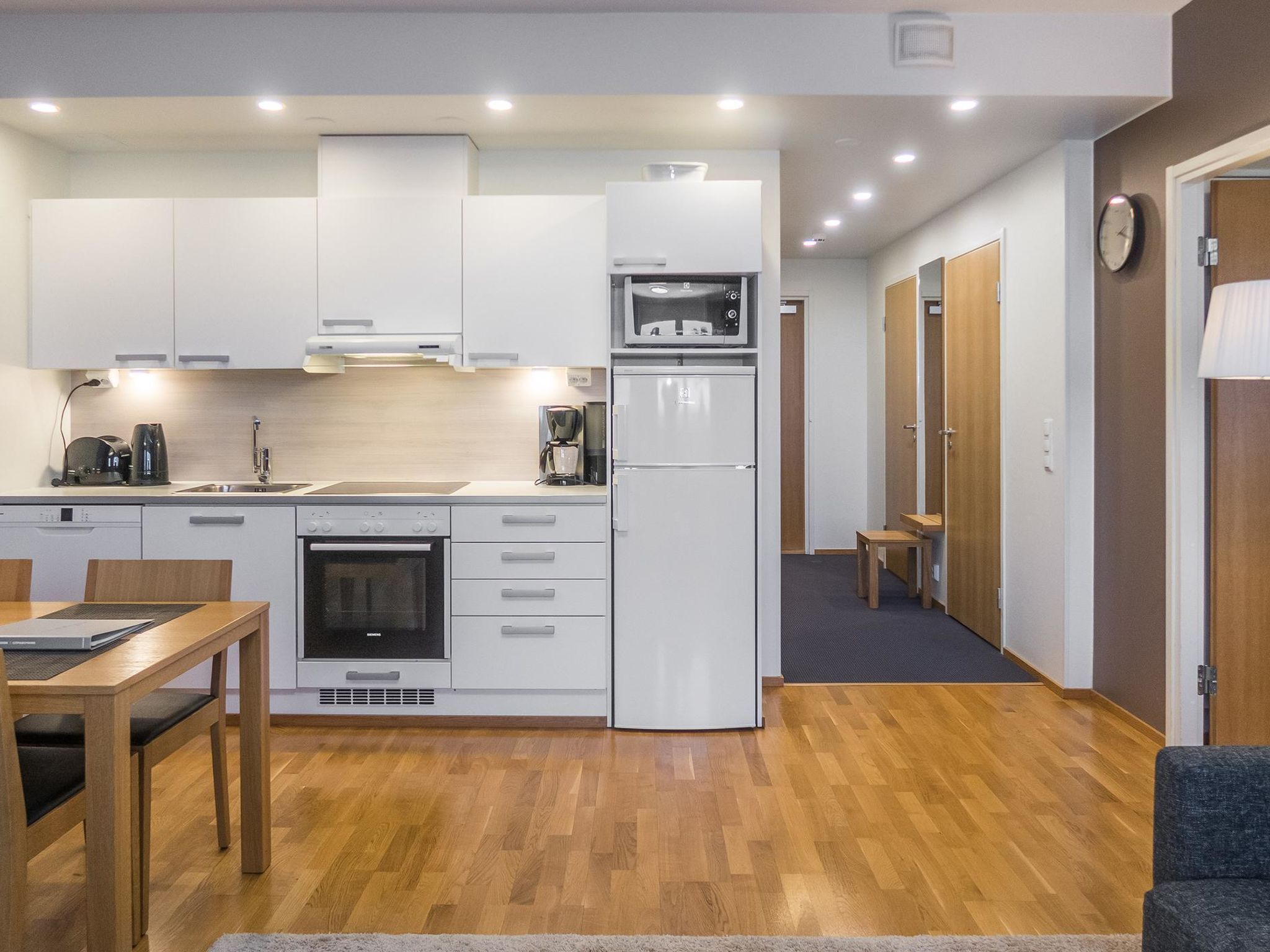 Frigorifero, microonde, lavastoviglie, pentole/stoviglie/utensili