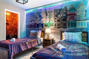 6 bedrooms, iron/ironing board, WiFi, bed sheets - 6 Bedroom Disney Pool&Spa Villa/Gameroom/Disney (Davenport)