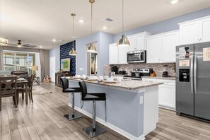 Refrigerador, microondas, horno y lavavajillas 