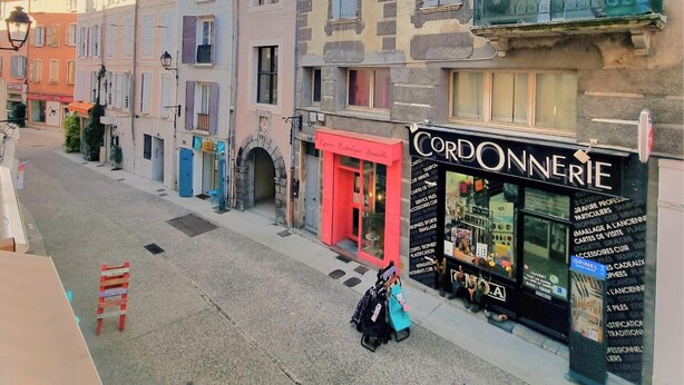 A street view with a shop named 'CORDONERIE' on the right. - Coeur de ville, T2, pedestrian street, Digne les Bains  (Digne-les-Bains)