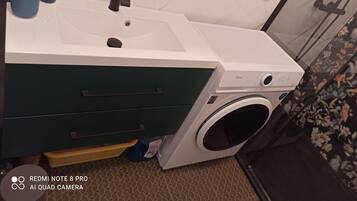 Dusch, hÄrtork, handdukar och tvÄl