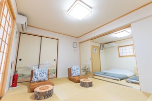 2 makuuhuonetta, silitysrauta/-lauta, ilmainen Wi-Fi, vuodevaatteet