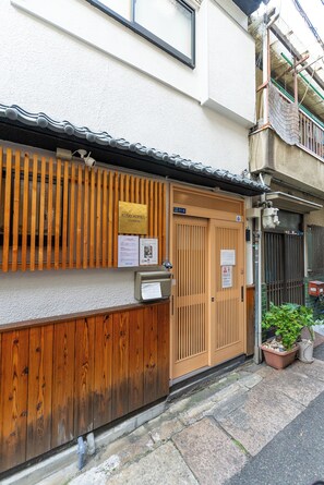 Exterior detail - 15 min. walk to Shinsaibashi Quiet residential house in the city center 5 min. to Tanimachi 6-chome subway station 5 min. to Matsuya-cho station on Nagahori Tsurumi-ryokuchi line (大阪市中央区)