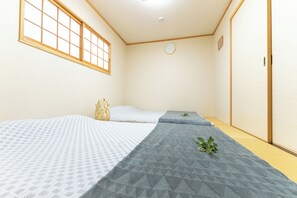 2 bedrooms, iron/ironing board, free WiFi, bed sheets - 15 min. walk to Shinsaibashi Quiet residential house in the city center 5 min. to Tanimachi 6-chome subway station 5 min. to Matsuya-cho station on Nagahori Tsurumi-ryokuchi line (大阪市中央区)