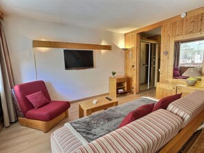 TV - Large mezzanine studio with covered parking, close to slopes (Val-d'Isère)