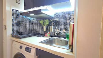 Refrigerador, microondas, cafetera y tetera y tostadora