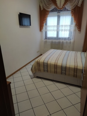 1 quarto, ferros/tábuas de passar roupa, roupa de cama