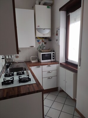 Frigorifero, microonde, forno, piano cottura