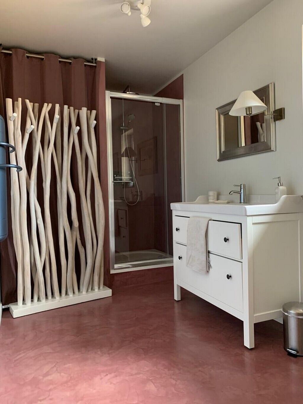 Shower, hair dryer, toilet paper