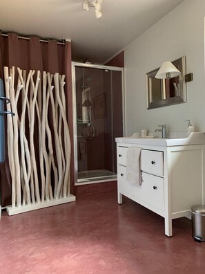 Dusche, Haartrockner, Toilettenpapier