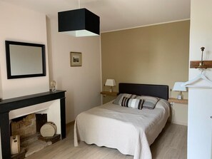 4 bedrooms, iron/ironing board, travel cot, free WiFi - Old Provencal farmhouse, warm and comfortable, with private swimming pool (Mazan)