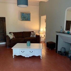 TV, DVD player, books, music library - Old Provencal farmhouse, warm and comfortable, with private swimming pool (Mazan)