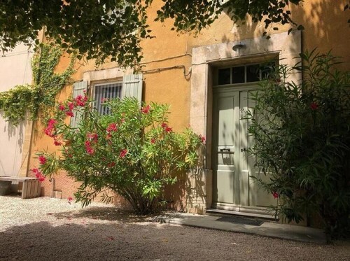 Old Provencal farmhouse, warm and comfortable, with private swimming pool
