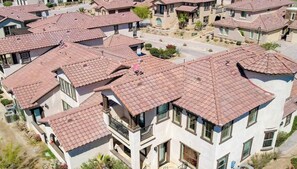 Un quartier résidentiel composé de plusieurs maisons dotées de toits recouverts de tuiles rouges et de façades en stuc.
