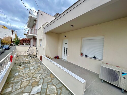 Newly renovated 3 bedroom home with easy parking in volos 