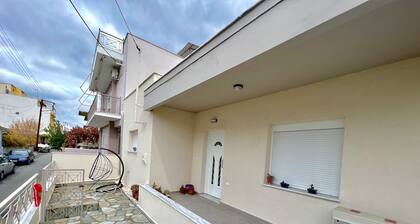 Newly renovated 3 bedroom home with easy parking in volos