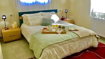 3 bedrooms, desk, iron/ironing board, travel crib