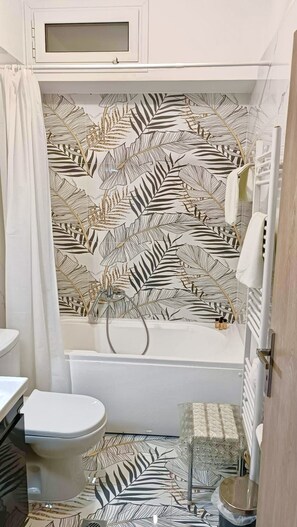 Chuveiro, secador de cabelo, toalhas de banho, sabonete