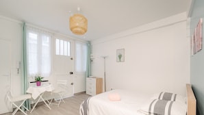 Une chambre à coucher avec un lit, un bureau et une chaise.