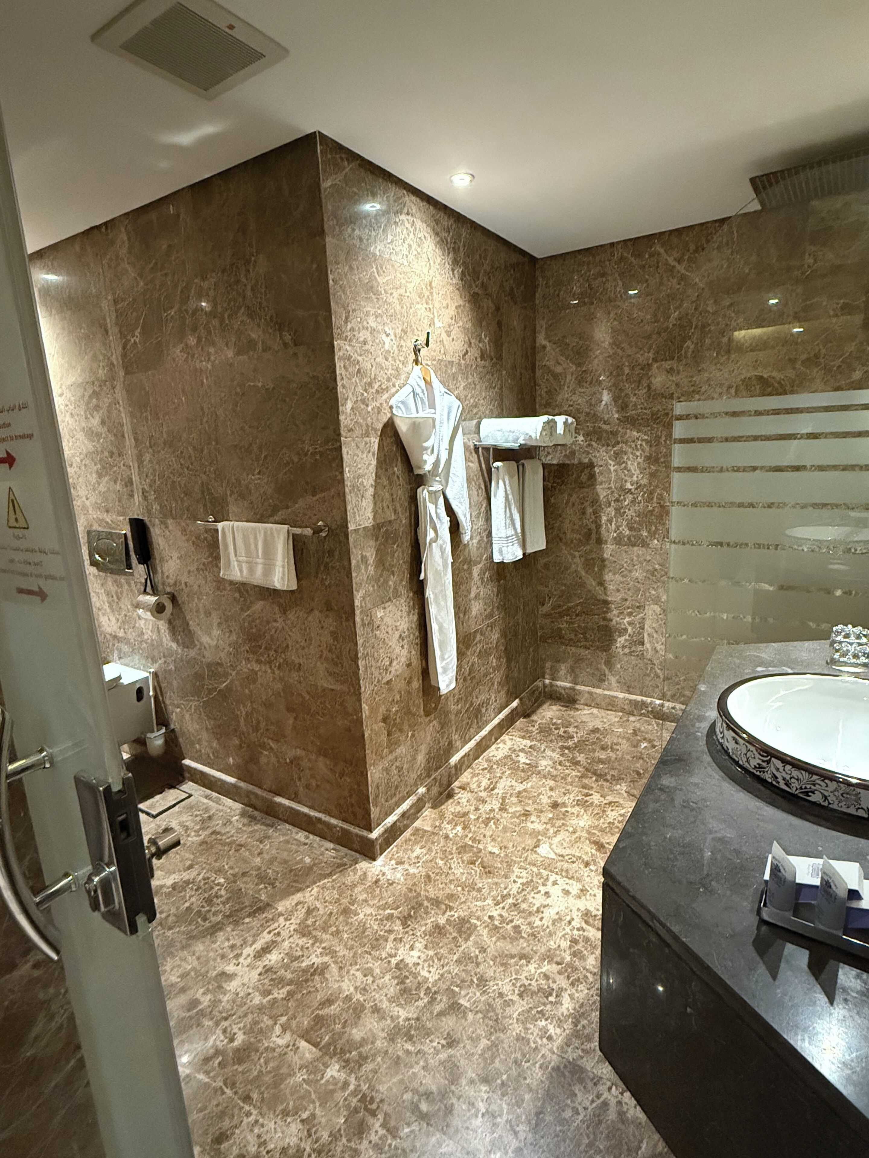 Suite estudio ejecutiva | Baño | Artículos de higiene personal de diseño, secador de pelo y albornoces
