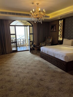 King Deluxe with Balcony | ミニバー、セーフティボックス (室内)、客室ごとに異なる装飾、客室ごとに異なるインテリア