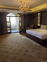 King Deluxe with Balcony | Minibar, in-room safe, individually decorated, individually furnished