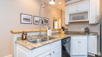 Lemari es, microwave, oven, dan kompor